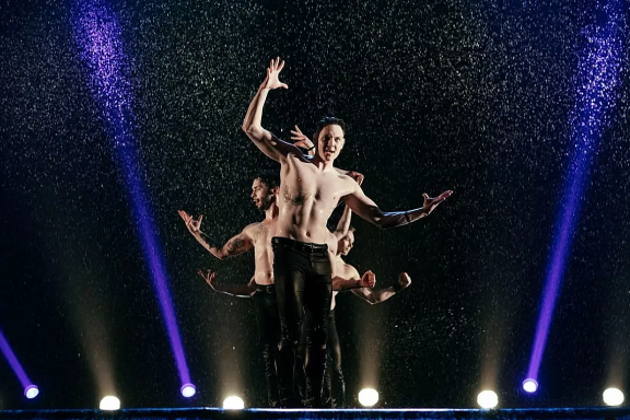 Шоу под дождем «Признание в любви»