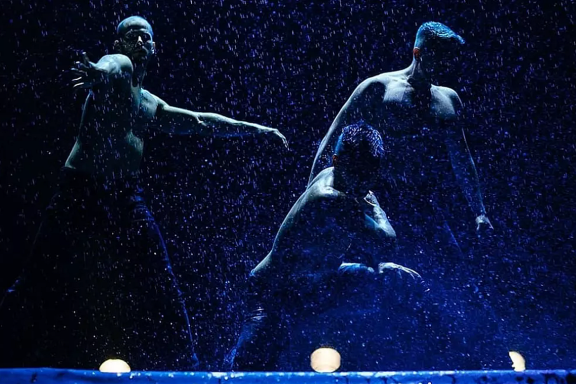 Шоу под дождем «Признание в любви»