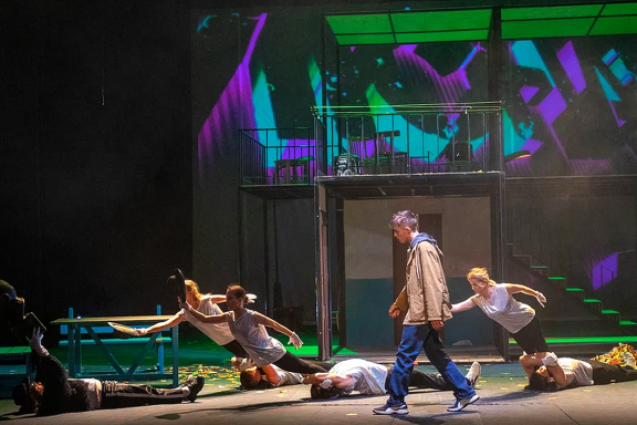 Бульвар надежд в осенних листьях