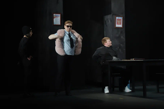 Человек в закрытой комнате