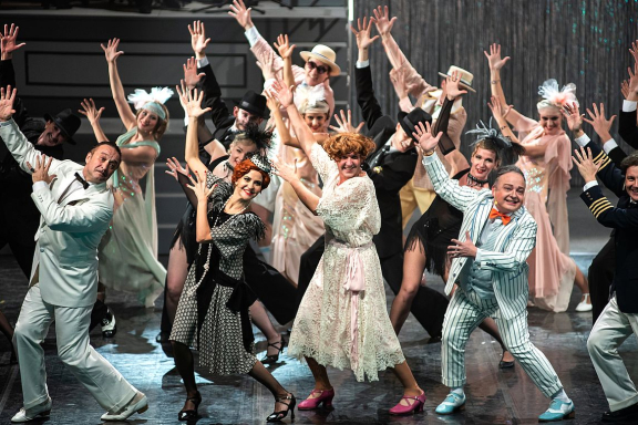 «В джазе только девушки»